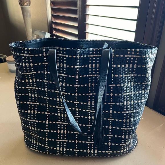 🖤 🩶 Vince Camuto Metallic Silver & Black Tote - Picture 1 of 13